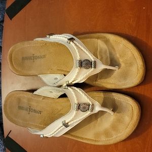Minnetonka sandal white, US size 9